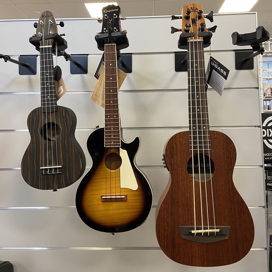 3 ukulele od lewej: ukulele sopranino, ukulele elektryczne i ukulele basowe